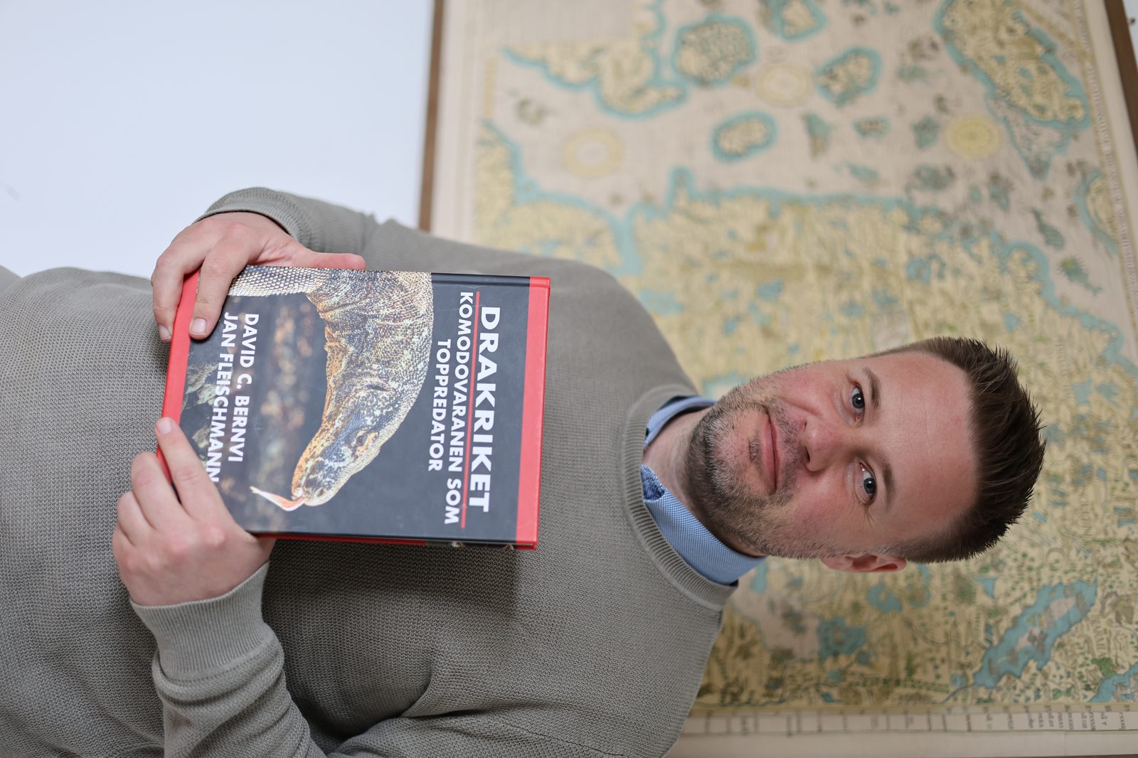 David C. Bernvi med den nya boken Drakriket: komodovaranen som toppredator. Boken är skriven tillsammans med naturfotografen Jan Fleischmann. 